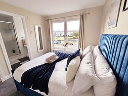 Modern 5 Bed Townhouse with Free Parking