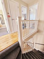 Modern 5 Bed Townhouse with Free Parking
