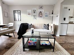 Modern 5 Bed Townhouse with Free Parking