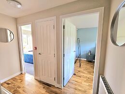 Modern 5 Bed Townhouse with Free Parking