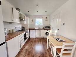 Modern 5 Bed Townhouse with Free Parking