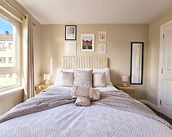 Modern 5 Bed Townhouse with Free Parking