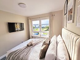 Modern 5 Bed Townhouse with Free Parking