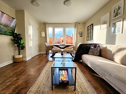 Modern 5 Bed Townhouse with Free Parking