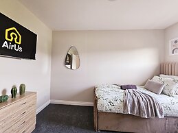 Modern 5 Bed Townhouse with Free Parking