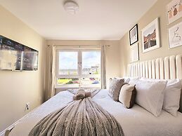 Modern 5 Bed Townhouse with Free Parking