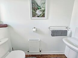 Modern 5 Bed Townhouse with Free Parking