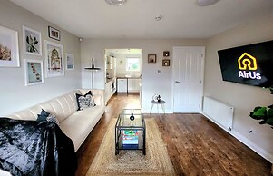 Modern 5 Bed Townhouse with Free Parking