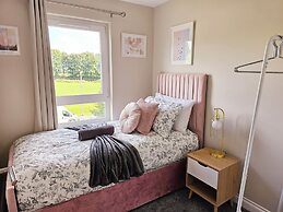 Modern 5 Bed Townhouse with Free Parking