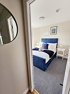 Modern 5 Bed Townhouse with Free Parking