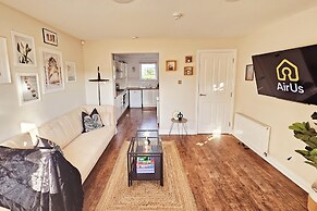 Modern 5 Bed Townhouse with Free Parking