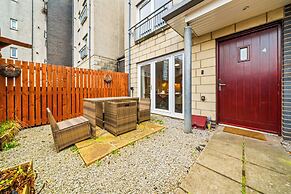 Modern 5 Bed Townhouse with Free Parking