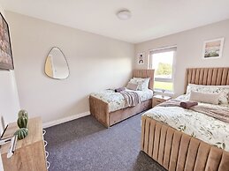 Modern 5 Bed Townhouse with Free Parking