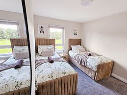 Modern 5 Bed Townhouse with Free Parking