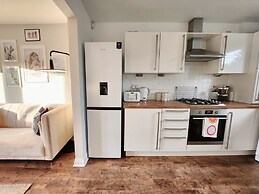 Modern 5 Bed Townhouse with Free Parking