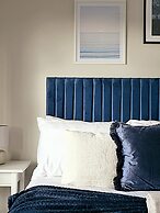 Modern 5 Bed Townhouse with Free Parking