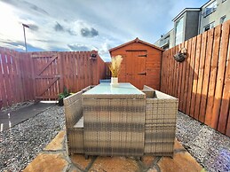 Modern 5 Bed Townhouse with Free Parking