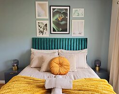 Modern 5 Bed Townhouse with Free Parking