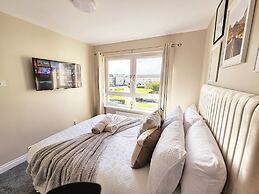 Modern 5 Bed Townhouse with Free Parking