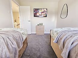 Modern 5 Bed Townhouse with Free Parking