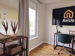 Modern 5 Bed Townhouse with Free Parking