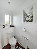 Modern 5 Bed Townhouse with Free Parking