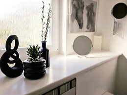 Modern 5 Bed Townhouse with Free Parking