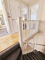 Modern 5 Bed Townhouse with Free Parking