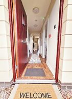Modern 5 Bed Townhouse with Free Parking