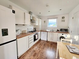 Modern 5 Bed Townhouse with Free Parking