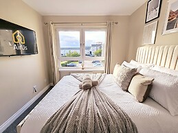 Modern 5 Bed Townhouse with Free Parking