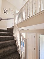 Modern 5 Bed Townhouse with Free Parking