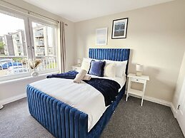 Modern 5 Bed Townhouse with Free Parking