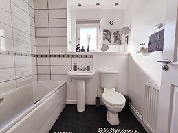 Modern 5 Bed Townhouse with Free Parking