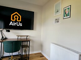 Modern 5 Bed Townhouse with Free Parking