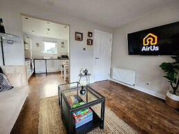 Modern 5 Bed Townhouse with Free Parking