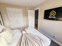 Modern 5 Bed Townhouse with Free Parking