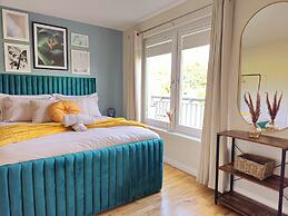 Modern 5 Bed Townhouse with Free Parking