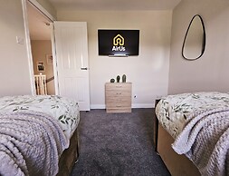 Modern 5 Bed Townhouse with Free Parking