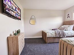 Modern 5 Bed Townhouse with Free Parking