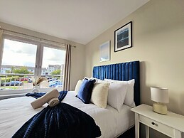 Modern 5 Bed Townhouse with Free Parking