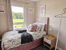 Modern 5 Bed Townhouse with Free Parking