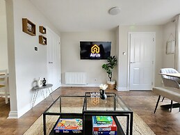 Modern 5 Bed Townhouse with Free Parking