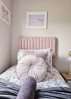 Modern 5 Bed Townhouse with Free Parking