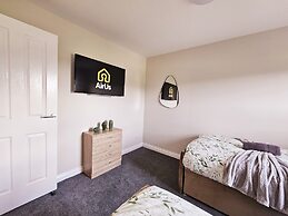 Modern 5 Bed Townhouse with Free Parking