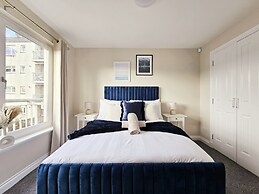 Modern 5 Bed Townhouse with Free Parking