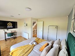 Modern 5 Bed Townhouse with Free Parking