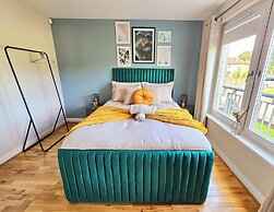 Modern 5 Bed Townhouse with Free Parking