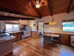 Green Timbers Lodge Redwood Cabin