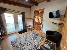Green Timbers Lodge Redwood Cabin